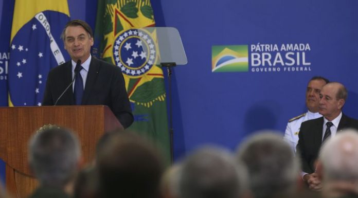 Bolsonaro homenageia militar premiada pela ONU por defesa de gênero