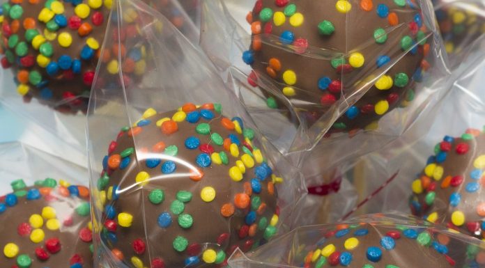 Criança passa mal após comer bombom envenenado em escola de Cotia