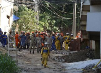 Corpos de duas crianças são resgatados dos escombros na Muzema