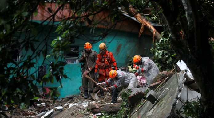 Defesa Civil do Rio busca desaparecido no Morro da Babilônia