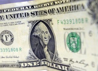 Dólar fecha no maior valor em três semanas