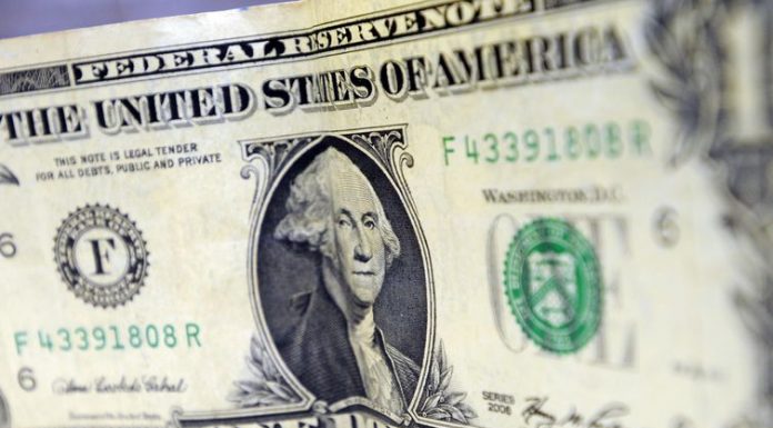 Dólar fecha no maior valor em três semanas