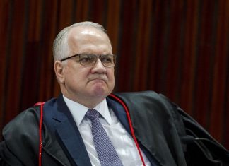 Fachin pede manifestação de Moraes sobre inquérito de fake news