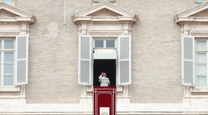 Papa Francisco pede a estudantes que deixem o vício do celular