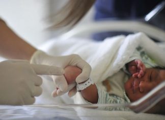 Pediatras pedem fim da obrigatoriedade do Teste da Linguinha