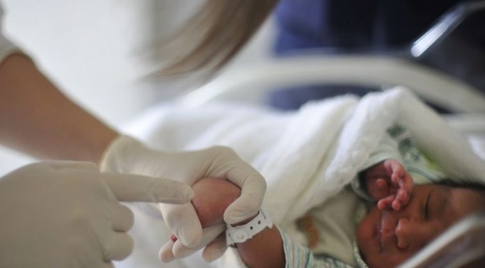 Pediatras pedem fim da obrigatoriedade do Teste da Linguinha
