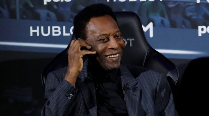 Pelé passa por procedimento médico para retirada de cálculo renal