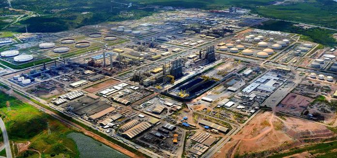 Petrobras sobe preço da gasolina nas refinarias em R$ 0,10