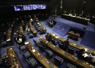 Senadores aprovam com alterações projeto sobre partidos políticos