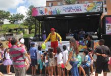 Caminhão da Cultura estaciona no Jardim Belval, em Barueri