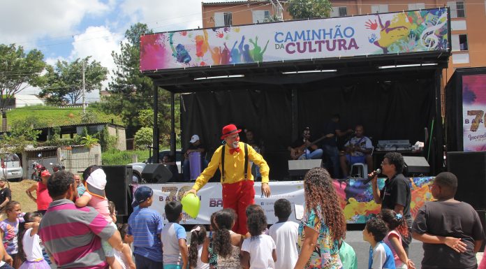 Caminhão da Cultura estaciona no Jardim Belval, em Barueri