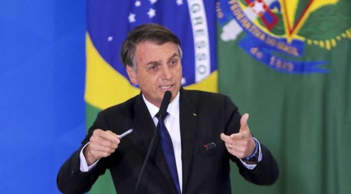 Bolsonaro assina novas regras para atiradores e caçadores