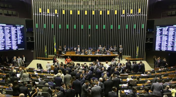 Câmara aprova MP que amplia capital estrangeiro na aviação