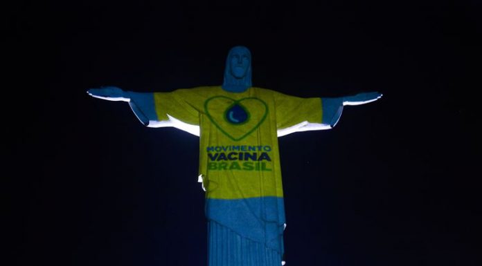 Cristo é iluminado para marcar campanha de vacinação contra a gripe