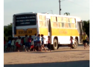 VÍDEO: Ônibus escolar quebra e crianças têm que empurrar