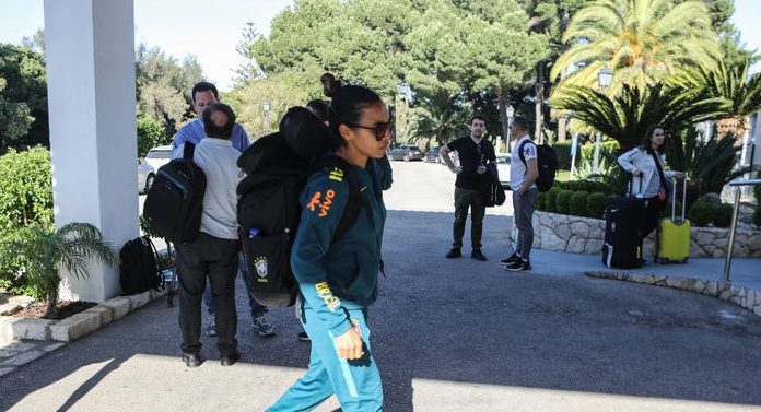 Seleção feminina chega a Portugal, onde treina para Copa da França