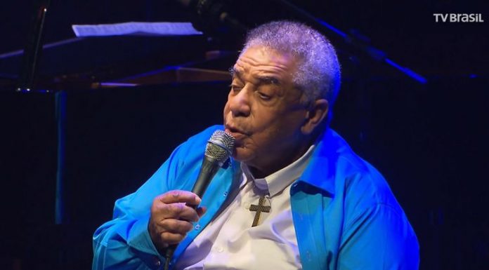 Agnaldo Timóteo melhora e já consegue conversar com familiares