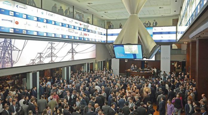 Bolsa fecha pela primeira vez acima dos 100 mil pontos