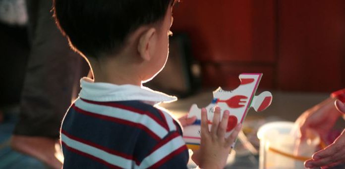 Características do autismo são perceptíveis nos primeiros anos de vida