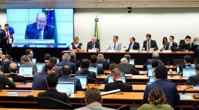 Comissão aprova crédito extra de R$ 248,9 bi para o Executivo