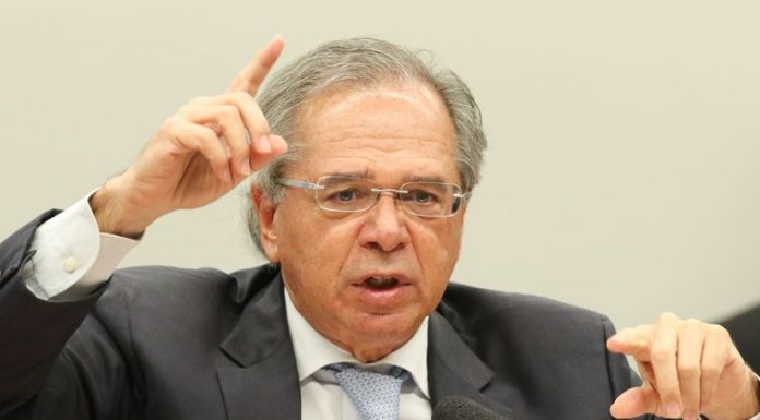 Divulgação de mensagens pretende paralisar reformas, diz Guedes