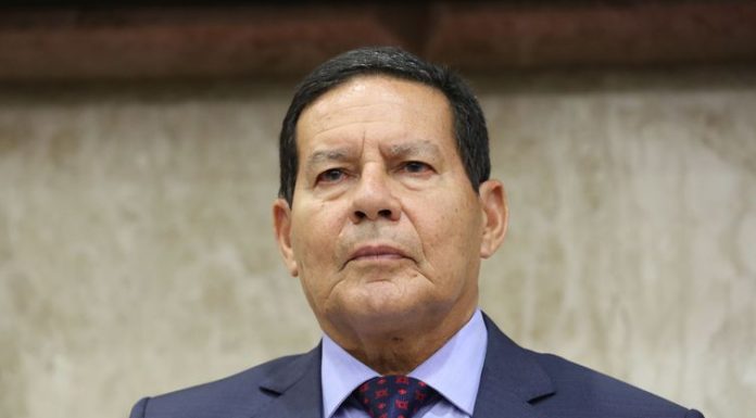 Papa e igreja não são inimigos do governo brasileiro, diz Mourão