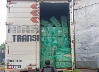 PF apreende caminhão com carga de cigarros contrabandeados do Paraguai
