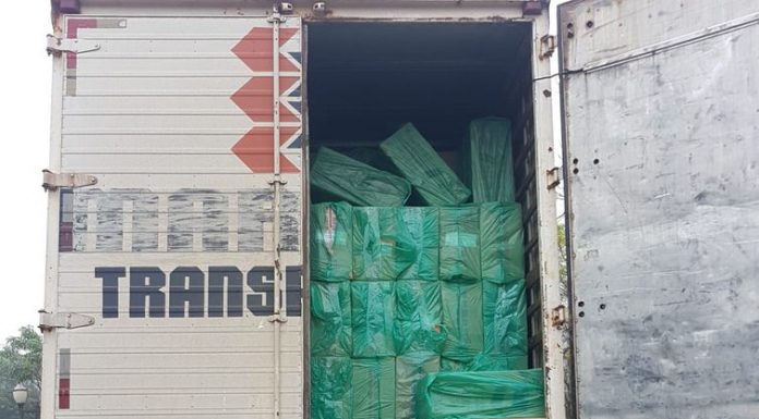 PF apreende caminhão com carga de cigarros contrabandeados do Paraguai