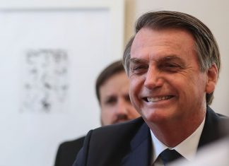Bolsonaro comemora queda no risco país