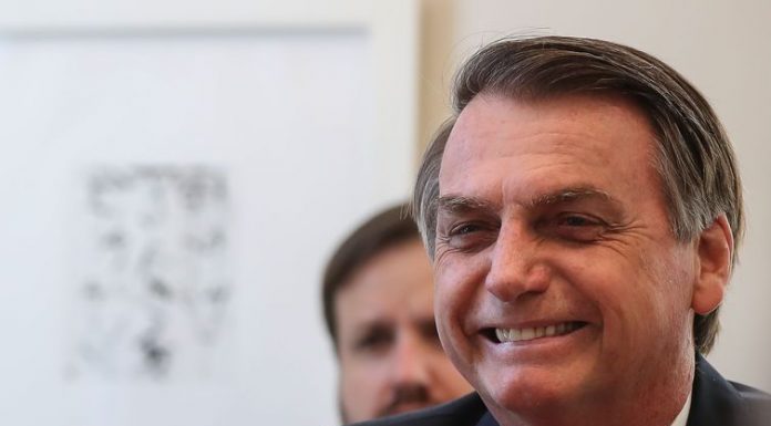 Bolsonaro comemora queda no risco país