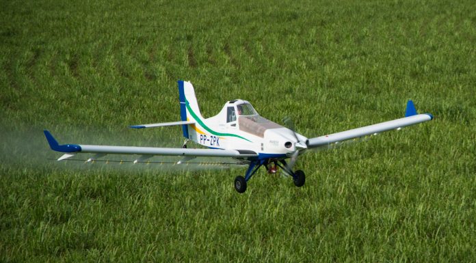 Piloto morre durante voo e copiloto assume comando da aeronave