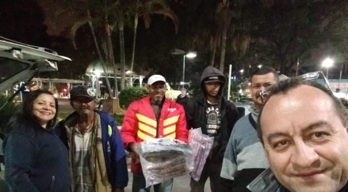 Membros de Grupo de WhatsApp se unem para amenizar o frio de moradores de ruas em Jandira