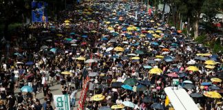 Ataque violento contra manifestantes gera revolta em Hong Kong
