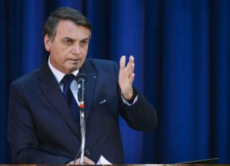 Bolsonaro cogita indicar filho para ser embaixador nos EUA