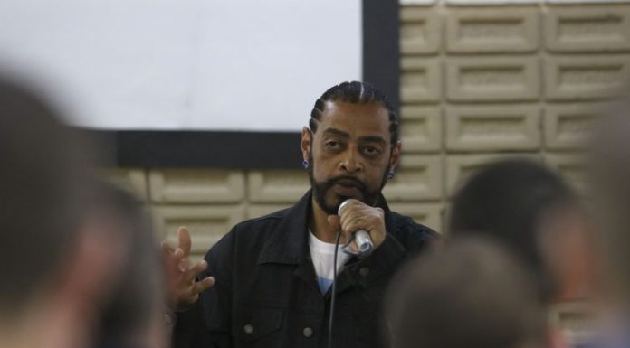Fundação Casa leva rapper Thaide para conversar com internos em SP