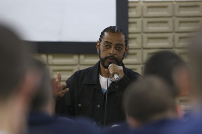 Fundação Casa leva rapper Thaide para conversar com internos em SP