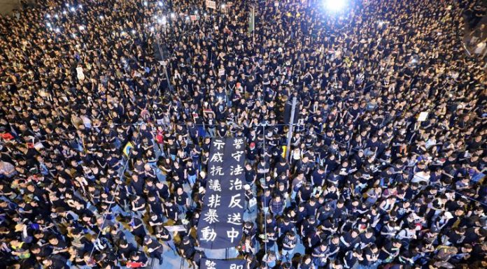 Manifestantes invadem Conselho Legislativo de Hong Kong