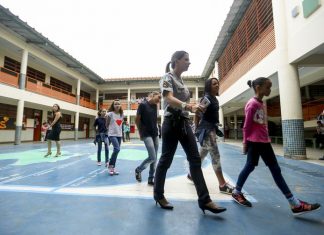 Policiais e bombeiros da ativa poderão atuar em escolas