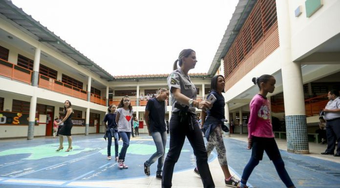 Policiais e bombeiros da ativa poderão atuar em escolas