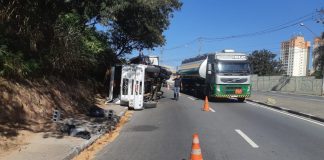 Caminhão tomba na estrada dos romeiros em Barueri