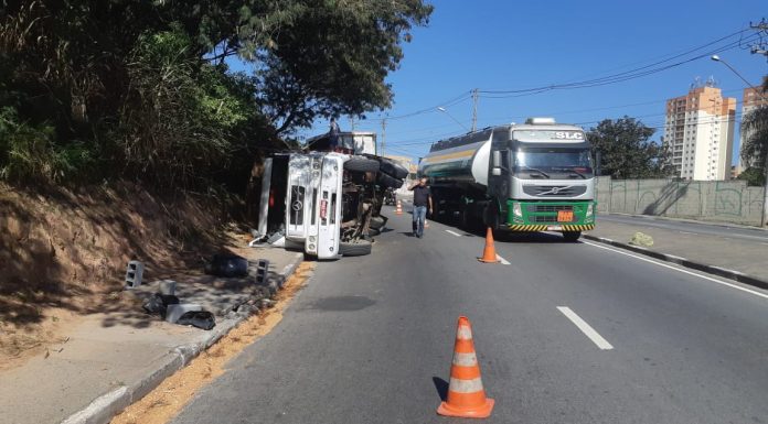 Caminhão tomba na estrada dos romeiros em Barueri