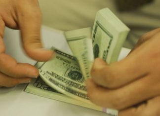 Após eleições na Argentina, dólar aproxima-se de R$ 4