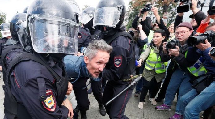 Mais de 600 pessão são presas em protesto não autorizado em Moscou