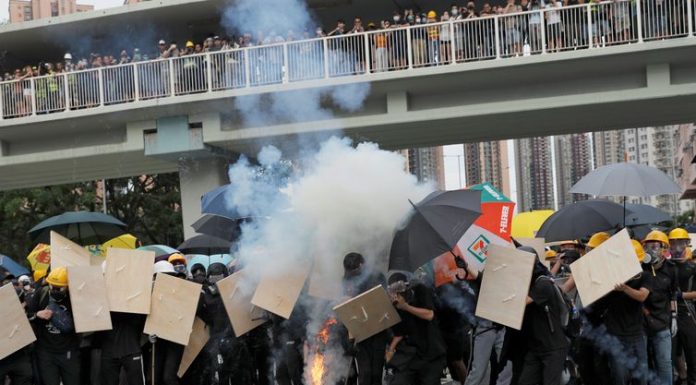 Manifestantes convocam greve geral em Hong Kong