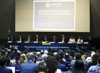 “Tenham um pouco de paciência”, diz Guedes sobre recuperação econômica