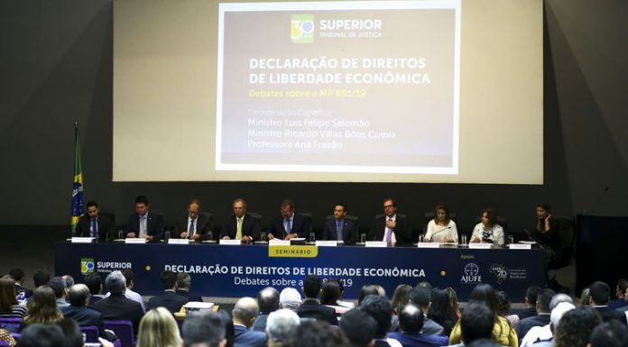 “Tenham um pouco de paciência”, diz Guedes sobre recuperação econômica