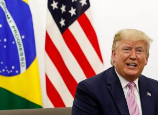 Trump diz que China desloca tropas para fronteira com Hong Kong
