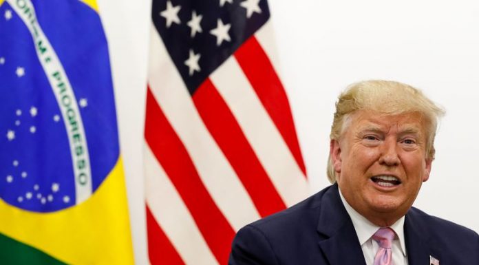 Trump diz que China desloca tropas para fronteira com Hong Kong