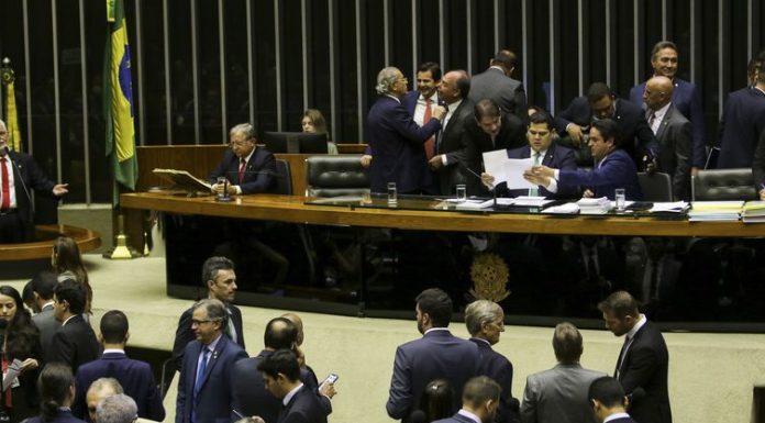 Veto presidencial sobre notícias falsas é derrubado no Congresso