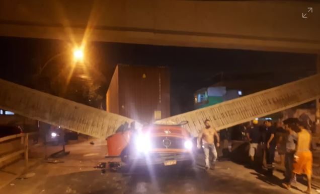 Parte de viaduto cai sobre caminhão e deixa dois mortos no Rio